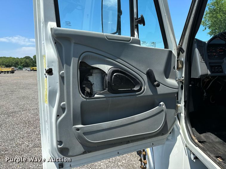 image for item KW9203 2006 International 4300  digger derrick truck