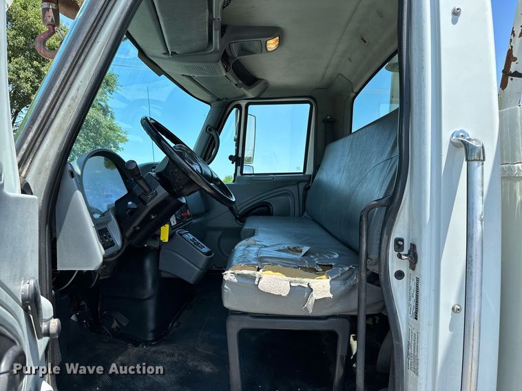 image for item KW9203 2006 International 4300  digger derrick truck