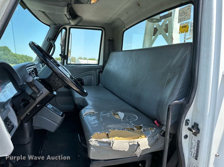 image for item KW9203 2006 International 4300  digger derrick truck