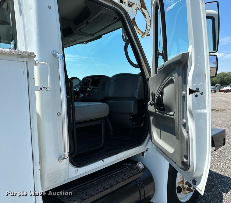 image for item KW9203 2006 International 4300  digger derrick truck