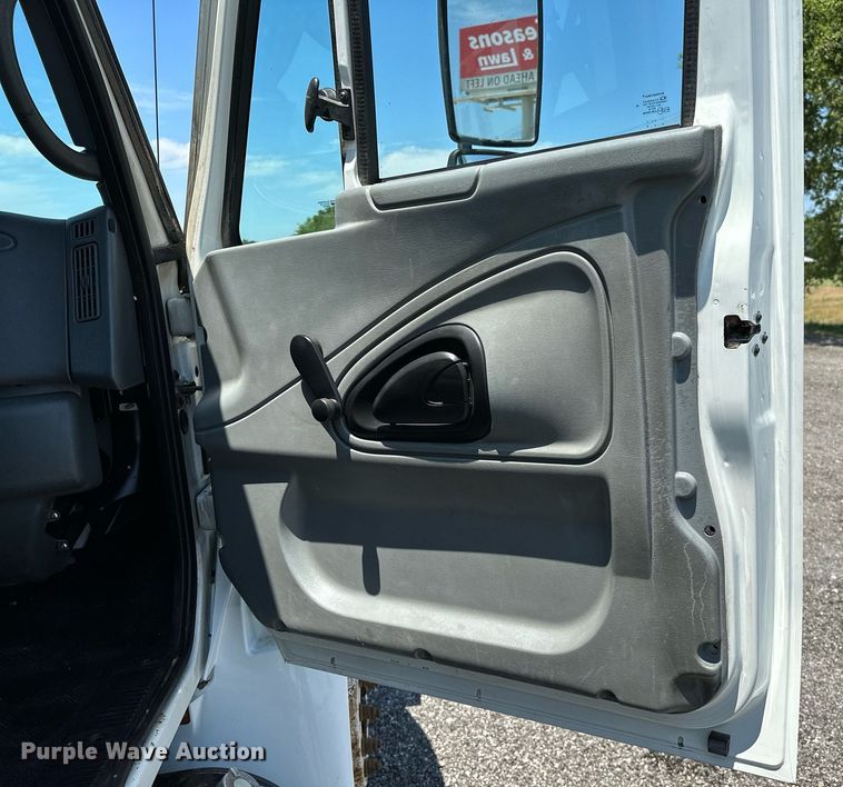 image for item KW9203 2006 International 4300  digger derrick truck