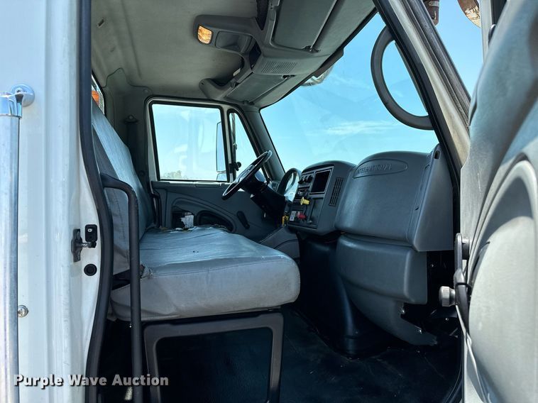 image for item KW9203 2006 International 4300  digger derrick truck