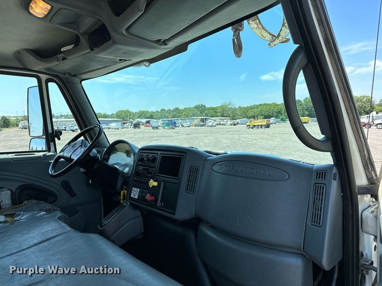 image for item KW9203 2006 International 4300  digger derrick truck