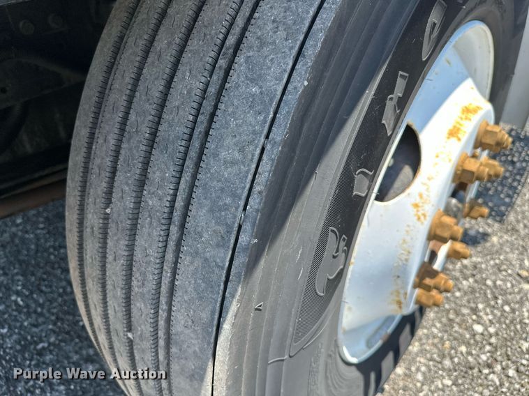 image for item KW9203 2006 International 4300  digger derrick truck