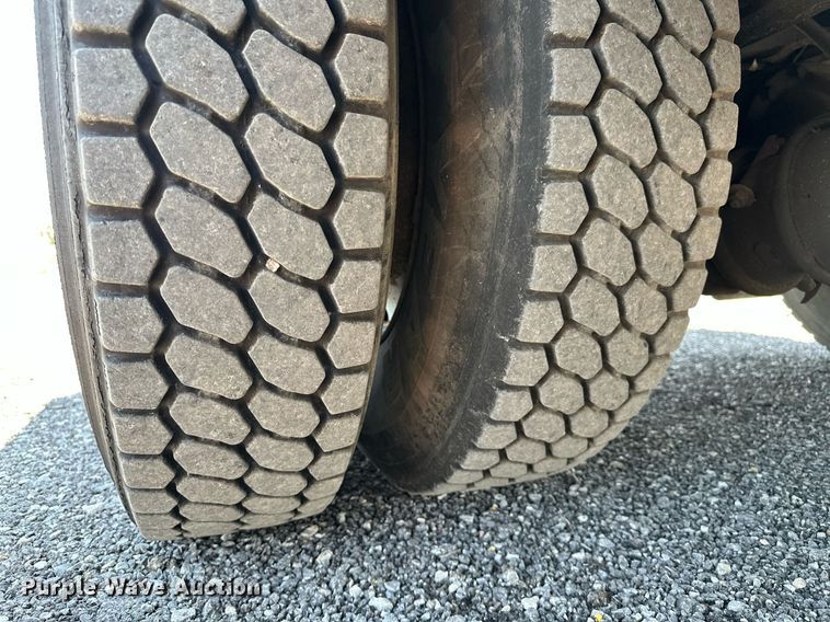 image for item KW9203 2006 International 4300  digger derrick truck