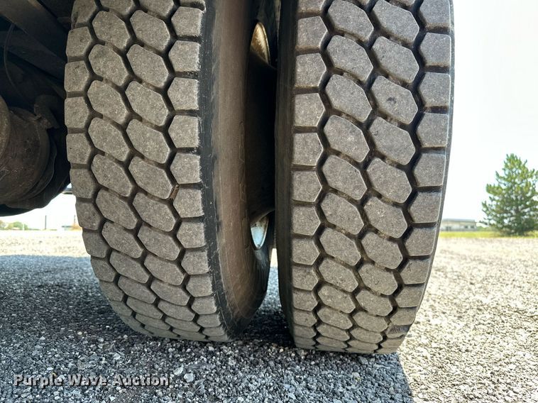 image for item KW9203 2006 International 4300  digger derrick truck