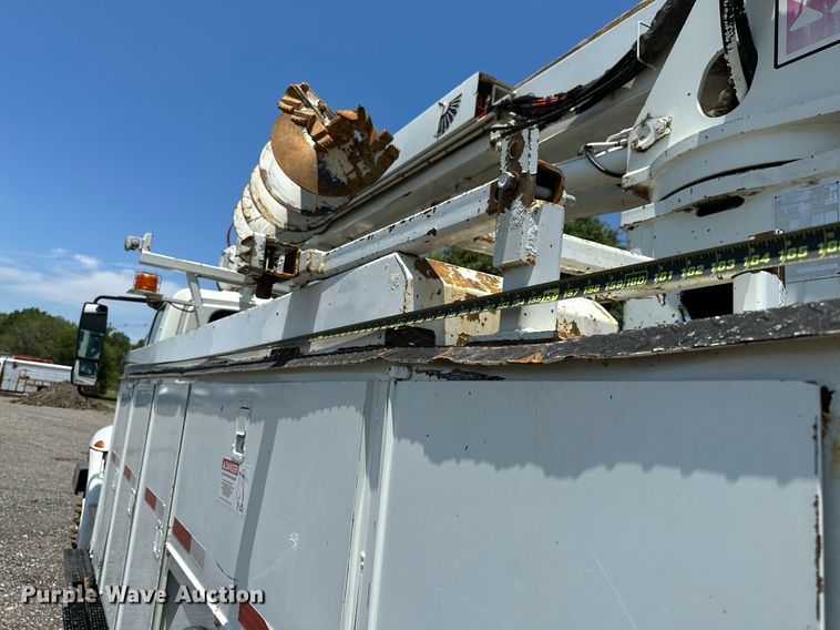 image for item KW9203 2006 International 4300  digger derrick truck