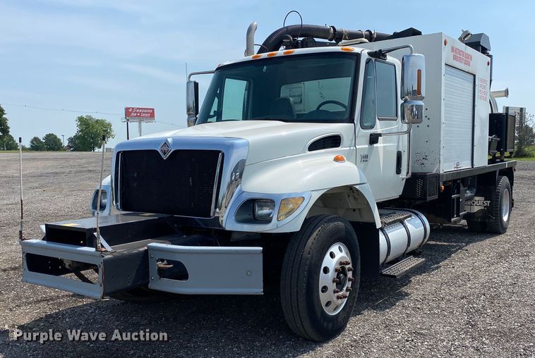 image for item KW9267 2007 International 7400  vacuum truck