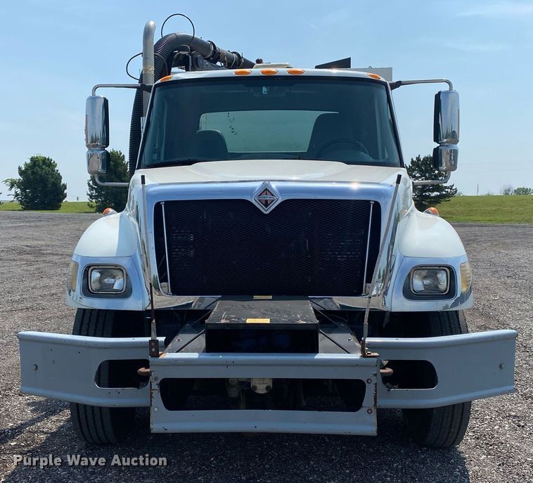 image for item KW9267 2007 International 7400  vacuum truck