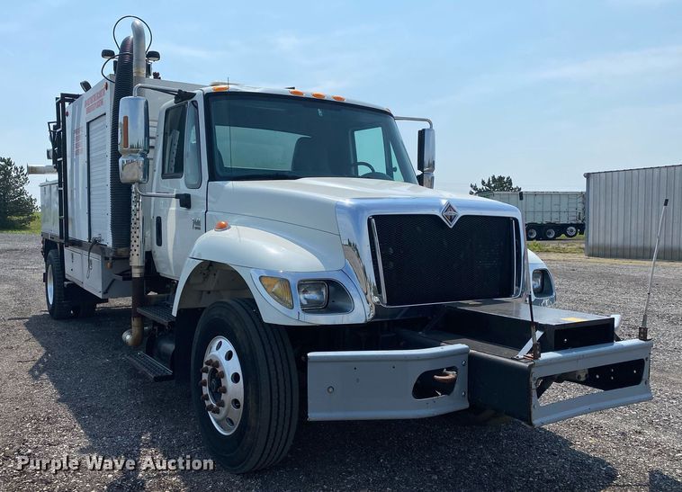 image for item KW9267 2007 International 7400  vacuum truck