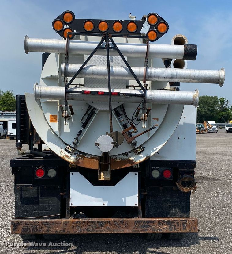 image for item KW9267 2007 International 7400  vacuum truck