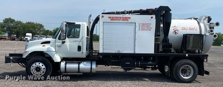 image for item KW9267 2007 International 7400  vacuum truck