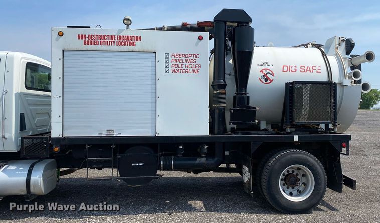 image for item KW9267 2007 International 7400  vacuum truck