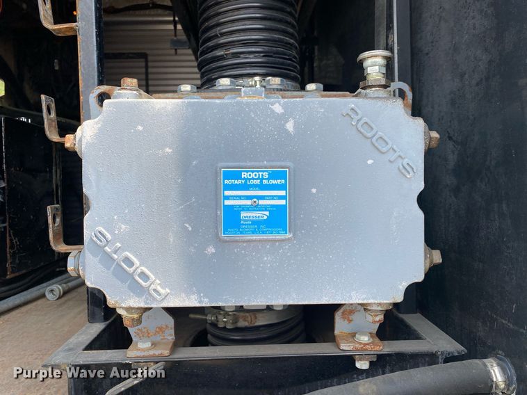 image for item KW9267 2007 International 7400  vacuum truck