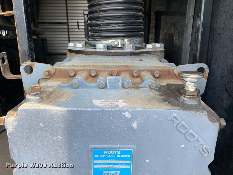 image for item KW9267 2007 International 7400  vacuum truck