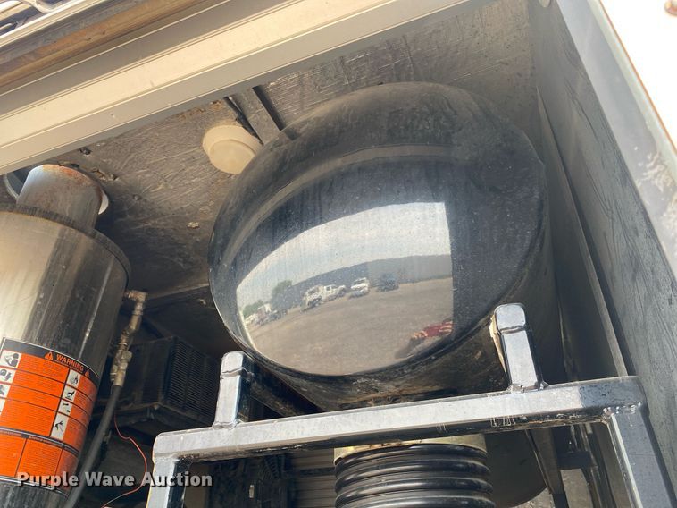 image for item KW9267 2007 International 7400  vacuum truck