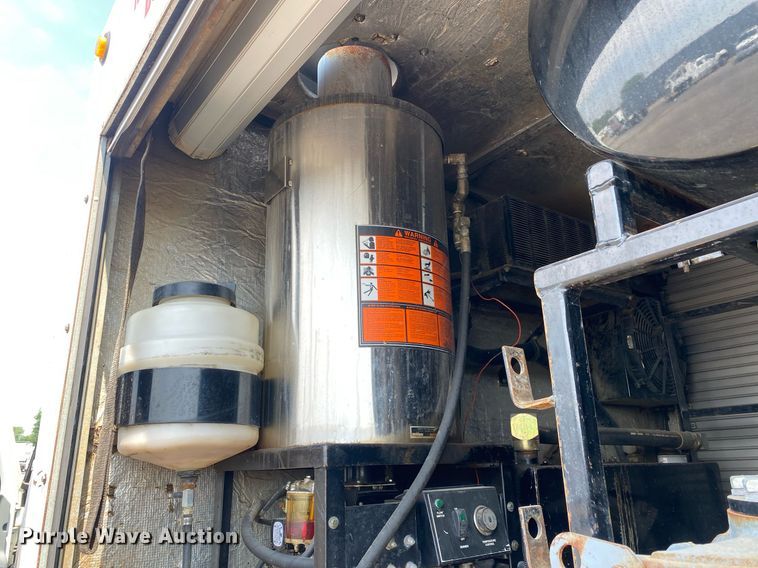 image for item KW9267 2007 International 7400  vacuum truck