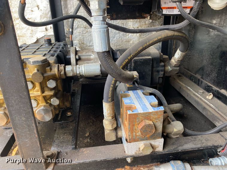 image for item KW9267 2007 International 7400  vacuum truck