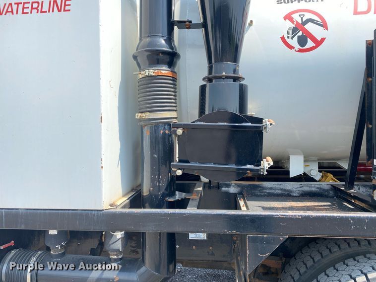 image for item KW9267 2007 International 7400  vacuum truck