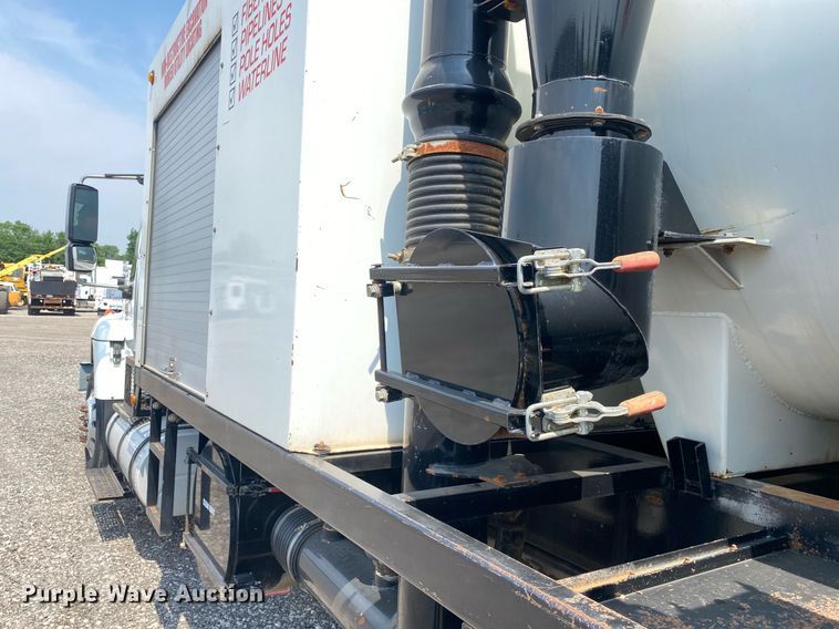 image for item KW9267 2007 International 7400  vacuum truck