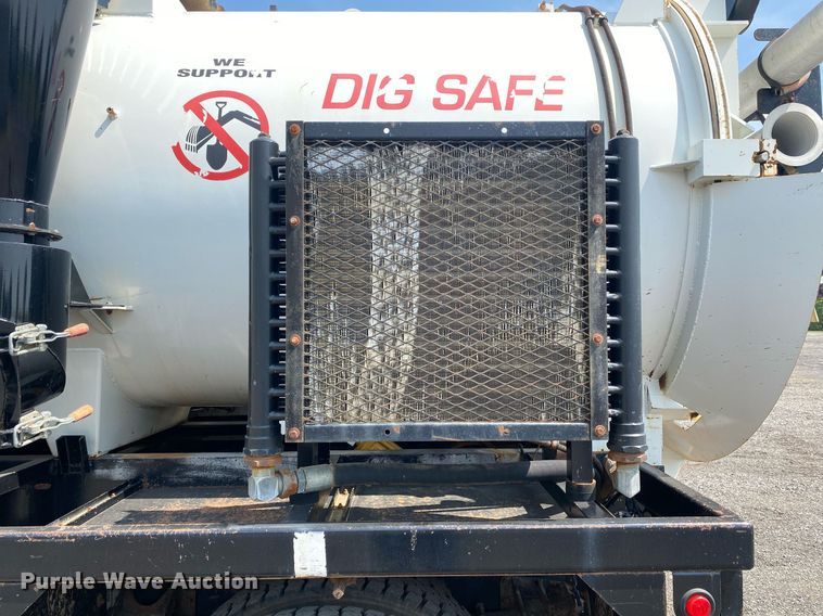 image for item KW9267 2007 International 7400  vacuum truck