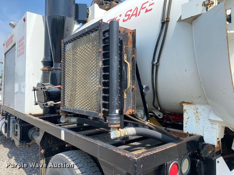 image for item KW9267 2007 International 7400  vacuum truck