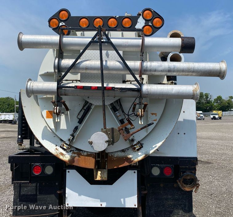 image for item KW9267 2007 International 7400  vacuum truck