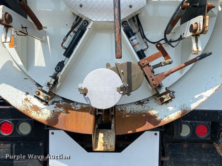 image for item KW9267 2007 International 7400  vacuum truck