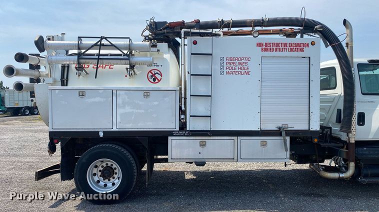 image for item KW9267 2007 International 7400  vacuum truck