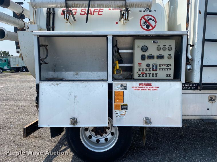 image for item KW9267 2007 International 7400  vacuum truck
