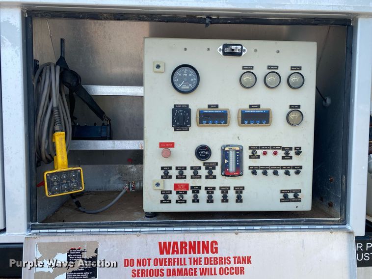 image for item KW9267 2007 International 7400  vacuum truck