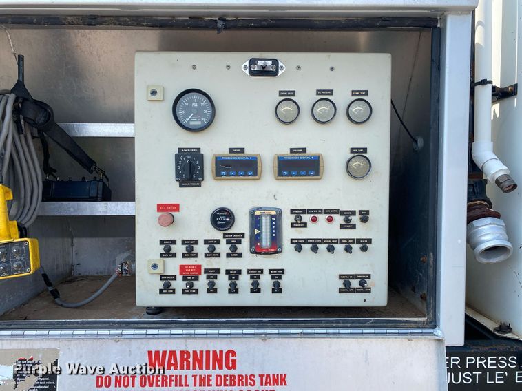 image for item KW9267 2007 International 7400  vacuum truck