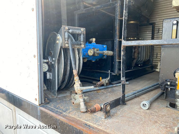 image for item KW9267 2007 International 7400  vacuum truck