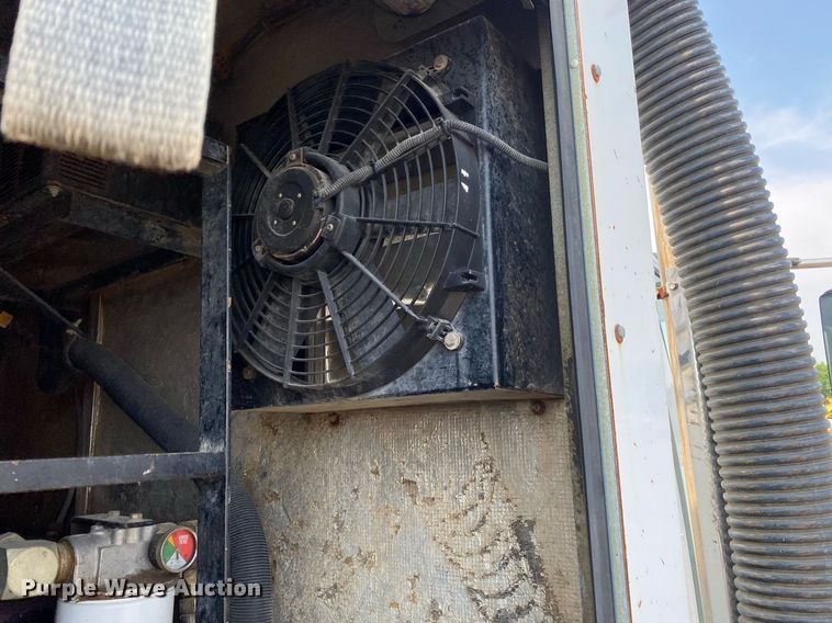 image for item KW9267 2007 International 7400  vacuum truck