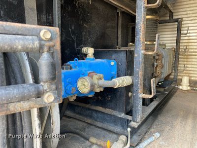 image for item KW9267 2007 International 7400  vacuum truck