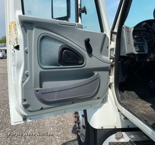 image for item KW9267 2007 International 7400  vacuum truck