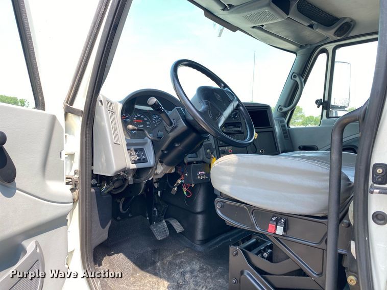 image for item KW9267 2007 International 7400  vacuum truck