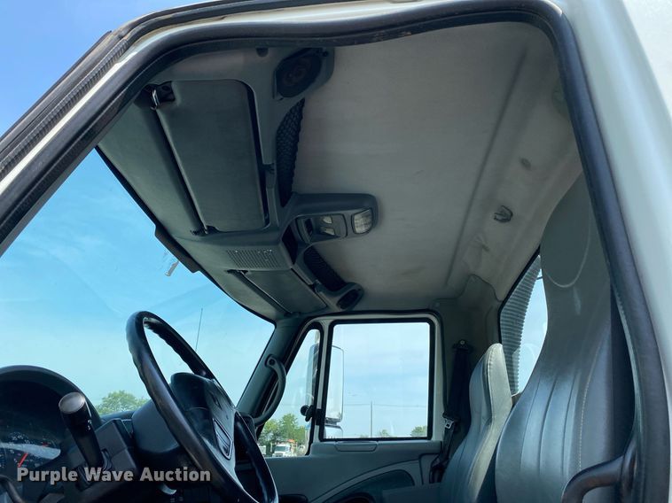 image for item KW9267 2007 International 7400  vacuum truck