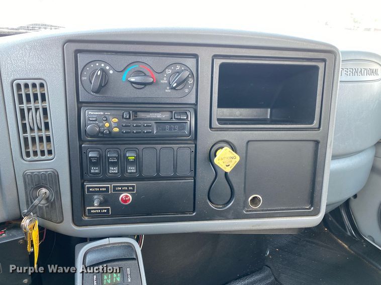 image for item KW9267 2007 International 7400  vacuum truck