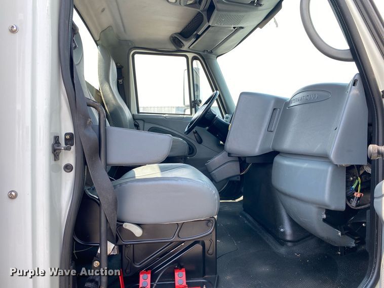 image for item KW9267 2007 International 7400  vacuum truck