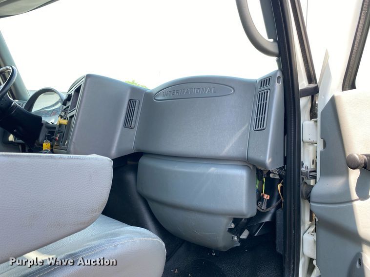 image for item KW9267 2007 International 7400  vacuum truck