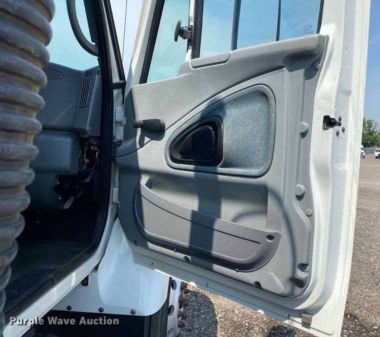 image for item KW9267 2007 International 7400  vacuum truck