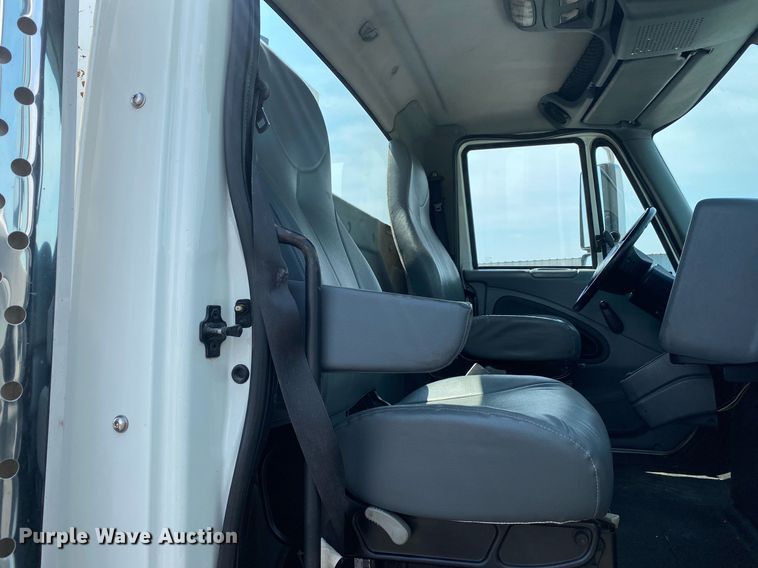 image for item KW9267 2007 International 7400  vacuum truck