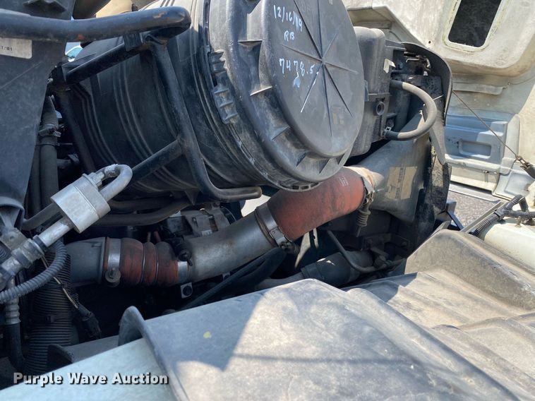 image for item KW9267 2007 International 7400  vacuum truck