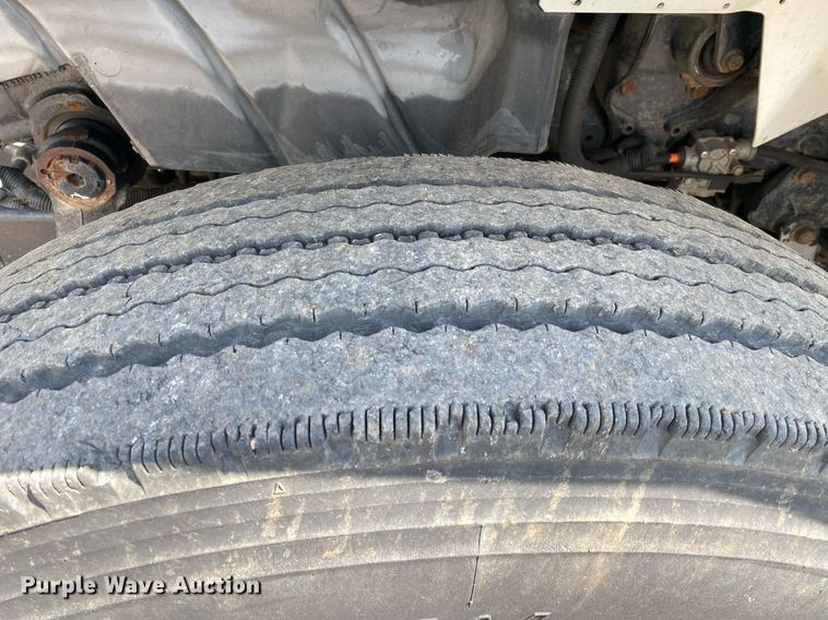 image for item KW9267 2007 International 7400  vacuum truck