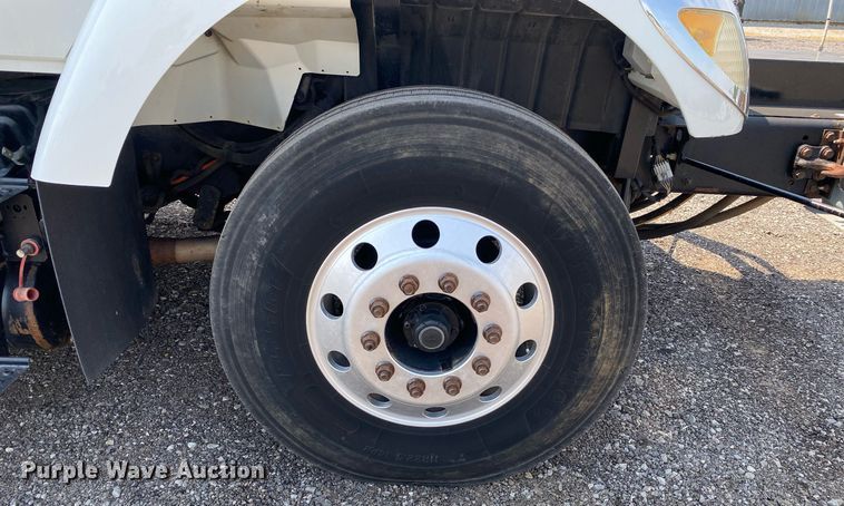 image for item KW9267 2007 International 7400  vacuum truck