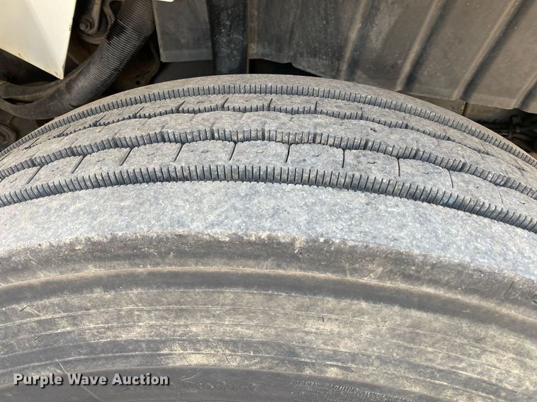 image for item KW9267 2007 International 7400  vacuum truck