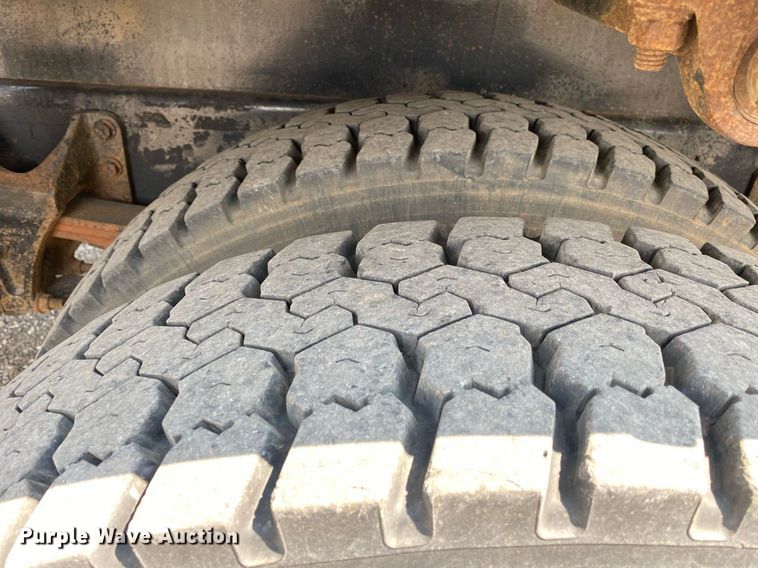 image for item KW9267 2007 International 7400  vacuum truck