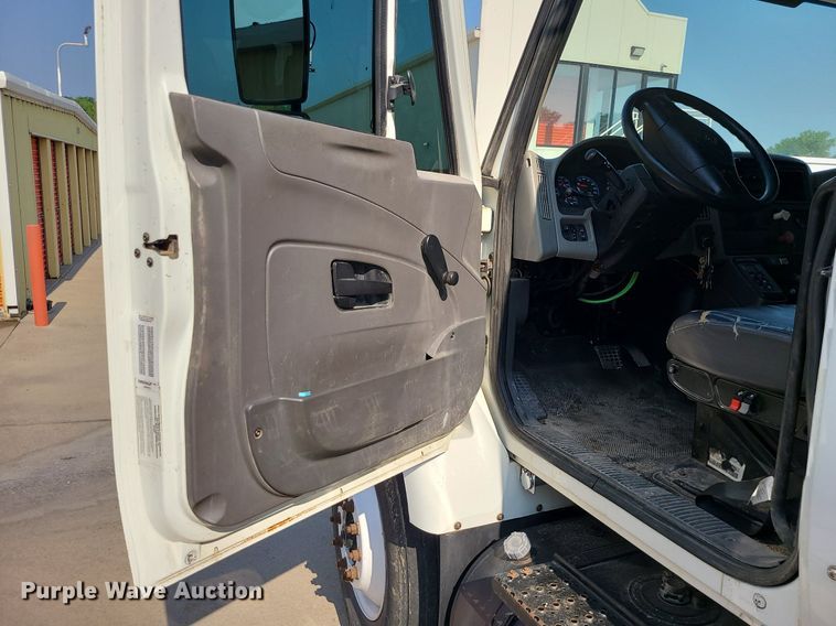 image for item LE9131 2008 International WorkStar 7400  Crew Cab utility / service truck