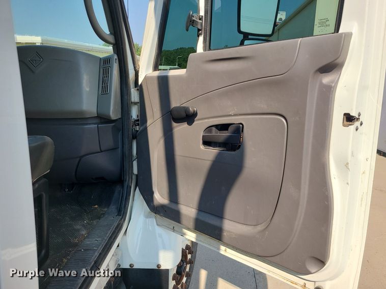 image for item LE9131 2008 International WorkStar 7400  Crew Cab utility / service truck